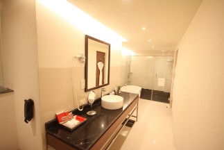 Deluxe Suite Rest Room View at Vivanta Kolkata EM Bypass