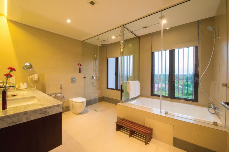 Luxury Bathroom at Vivanta Colombo, Airport Garden