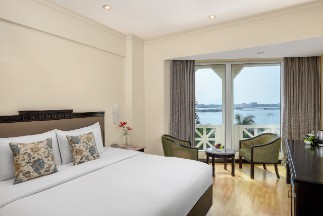Executive Sea View Room King Bed alternate text for image